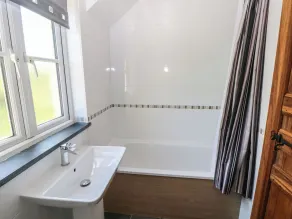 Cart-Tws Bach cosy three bedroom home near St Davids and Pembrokeshire coast path - Bagno