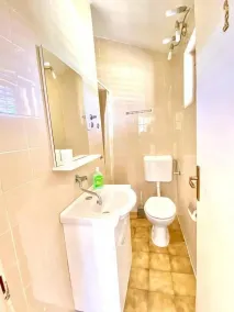 Dragan's Den Hostel - Bathroom