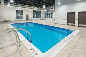 Microtel Inn & Suites by Wyndham Sudbury - Piscine