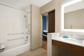 Holiday Inn Express & Suites - Cincinnati South - Wilder by IHG - Bathroom