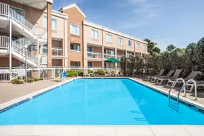 Baymont by Wyndham Madison Heights Detroit Area - Piscine