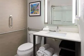 La Quinta Inn & Suites by Wyndham Memphis I-240 - Salle de bain