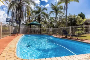 Benaraby Hilltop MotorInn - Pool