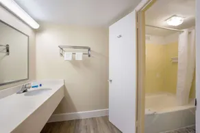 Rodeway Inn Cecil - Bathroom