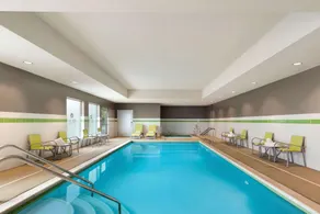 La Quinta Inn & Suites by Wyndham Burlington - Piscine