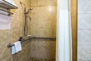 Plaza Inn & Suites - Bathroom