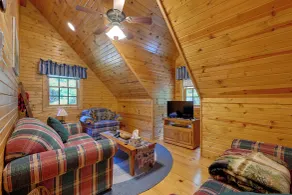 Short Walk to Lawrence Lake! Rustic Cabin w/ Deck - Innenbereich