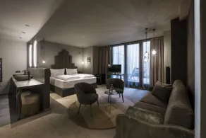 4-bed room, shower or bath, toilet - Habitación