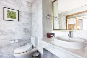 Hilton Garden Inn Hanoi - Bathroom