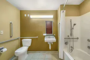 Studio 6 Suites Breaux Bridge, LA - Badezimmer