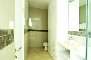 Apple Villas & Apartments, close to Canggu & Seminyak - Badeværelse