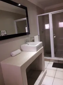 Coyotes Hotel & Conference Centre - Bathroom
