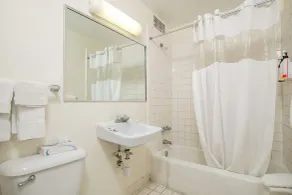 Oceanana Motel - Bathroom