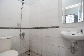 RedDoorz near Margonda Raya - Bathroom