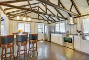 Lakefront Motley Cabin w/ Private Deck + Dock! - Innvendig