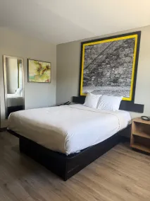 Super 8 by Wyndham Richmond Hill - Camera