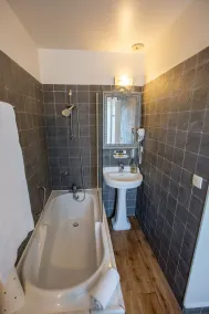  Hôtel Traiteur les Ormes, The Originals Relais - Salle de bain