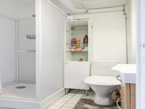 Charming 2-bedroom Apartment in Rejmyre With Garden View - Baño