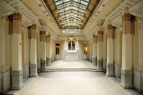 Maverick Apartments - Interior entrance