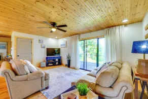 Near Table Rock Lake: Family Home w/ Deck & Views - Interiør
