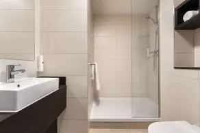 Ramada by Wyndham Leeds East - Bathroom