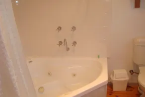 Elm Lodge Bright - Bathroom