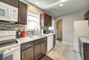 Deck & Patio: Inviting Abode in Natrona Heights! - Innenbereich