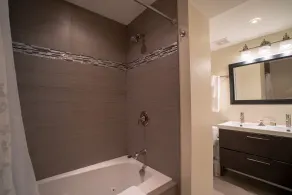 Lincoln Park Suites Operated by Roscoe Village Guesthouse - Bathroom
