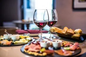 Uve Rooms & Wine Bar - Restaurant
