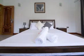 Flora's Self Catering Apartments - Room