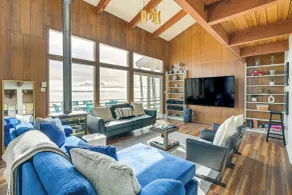 Decks & Views: Waterfront Shelton Home - Interiör