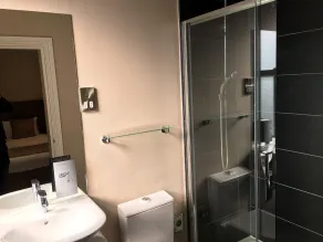 The Buxted Inn - Bathroom