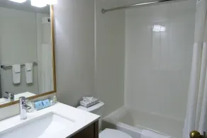 Best Western Plus Vancouver Airport Hotel - Bathroom