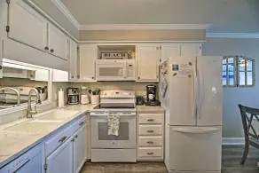 Oceanfront corner condo with balcony, washer/dryer, AC, & pool access - Interior