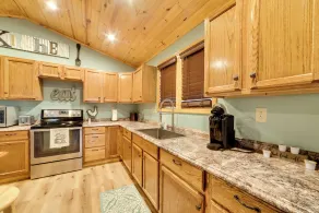 Cozy Waverly Cabin w/ Fireplace & Deck! - Interiör