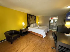 Super 8 by Wyndham Monroe - Chambre