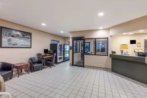 Super 8 by Wyndham Moose Jaw SK - Hall