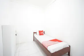Blessings Homestay RedPartner near Stasiun Kediri - Room