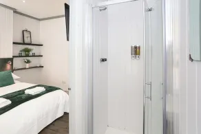 OYO Queens Quarter - Bathroom