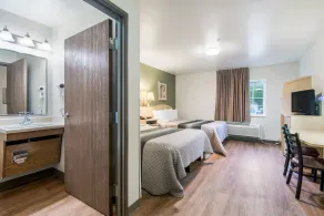 HomeTowne Studios & Suites by Red Roof Bentonville - Chambre