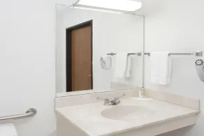 Super 8 by Wyndham Washington/Peoria Area - Salle de bain