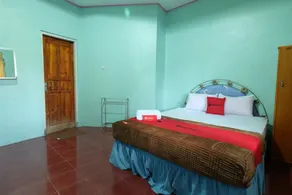 RedDoorz near Mangrove Forest Kupang - Chambre