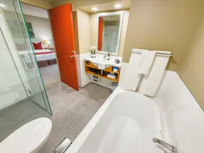 Scenic Hotel Te Weheka - Bathroom