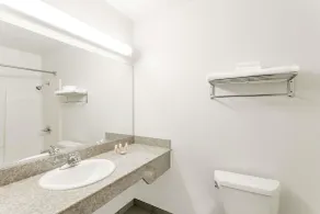 Super 8 by Wyndham Cloverdale Wine Country - Bathroom