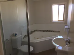 Inverloch Cabins & Apartments - Bathroom