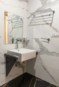 Meridian Hotel & Banquet - Bathroom
