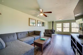 17 Mi to Town: Peaceful Pet-friendly Golden Cabin! - Interiør