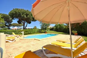 Elegante moradia, piscina privada, curta distância do centro, AC e Wifi gratuito - Piscina
