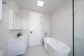 Tyms Elegant 4BR 2BA Apt in Xujiahui - Badeværelse