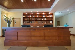 薩斯卡通福朋喜來登飯店 - 接待櫃台